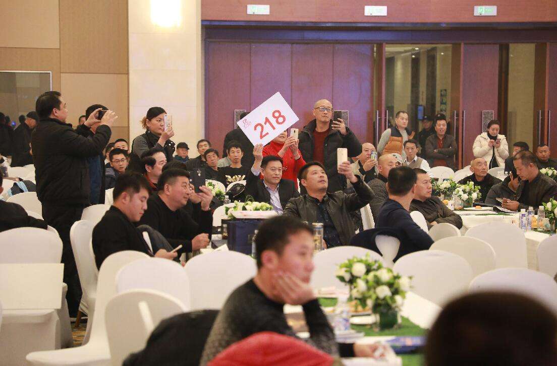 開爾愛心公棚拍賣會現場